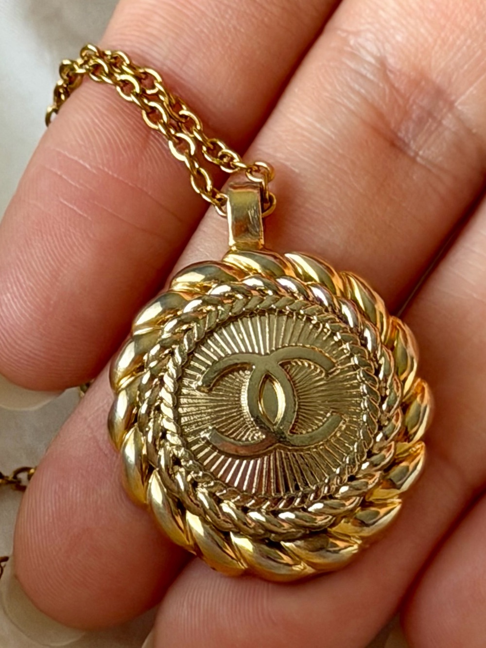 CHANEL Gold CC Rope-Edge Medallion Necklace